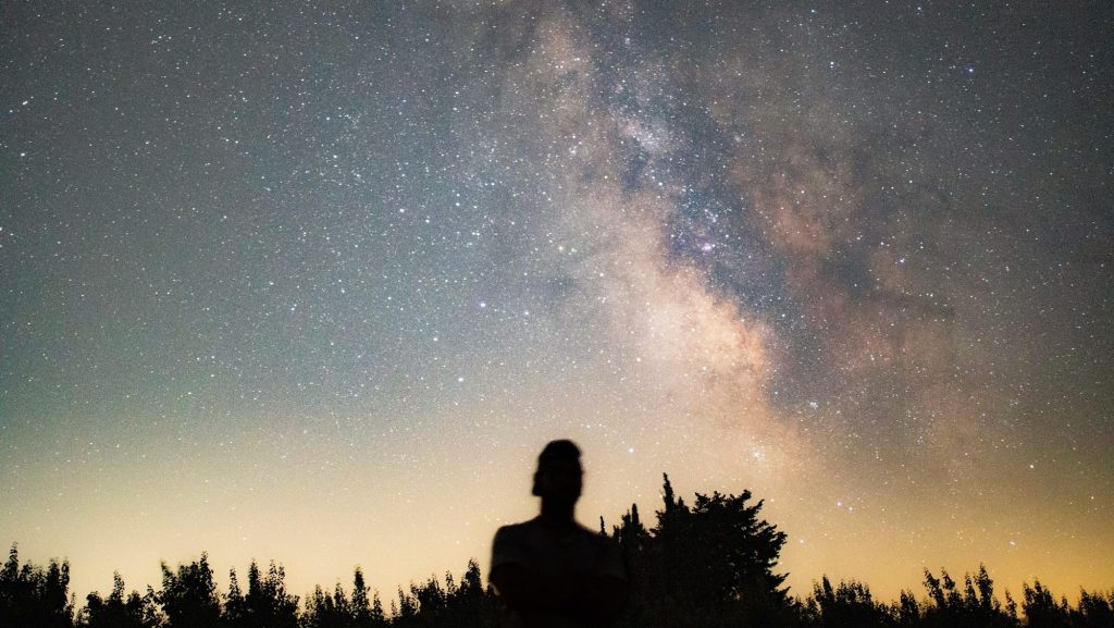 Astrophotographie de la Voie lactée au-dessus des Pyrénées-Orientales