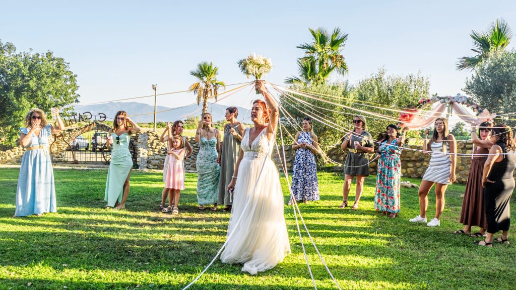 Mariée entourée de ses proches lors d’une cérémonie de mariage en extérieur près de Perpignan