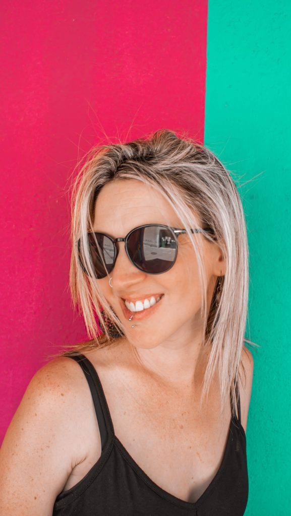 Portrait naturel et lumineux d’une femme photographiée près de Perpignan