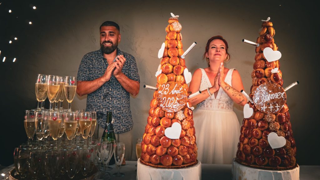 Couple de mariés et pièce montée pendant une soirée de mariage près de Perpignan