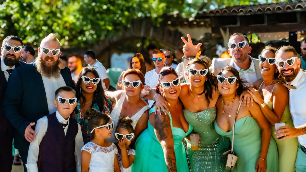 Photographie spontanée de famille et d’invités pendant un événement à Néfiach