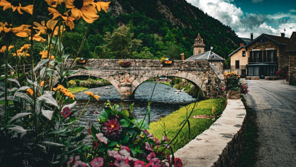 Pont de pierre et patrimoine naturel d’un village des Pyrénées-Orientales