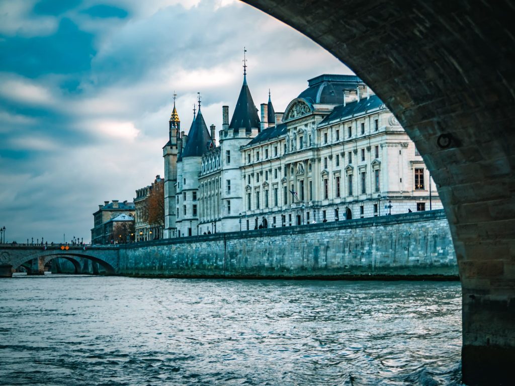 Architecture remarquable au bord de l’eau photographiée par Fievrelama