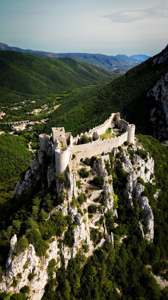Ruines et château perché au-dessus des paysages pyrénéens