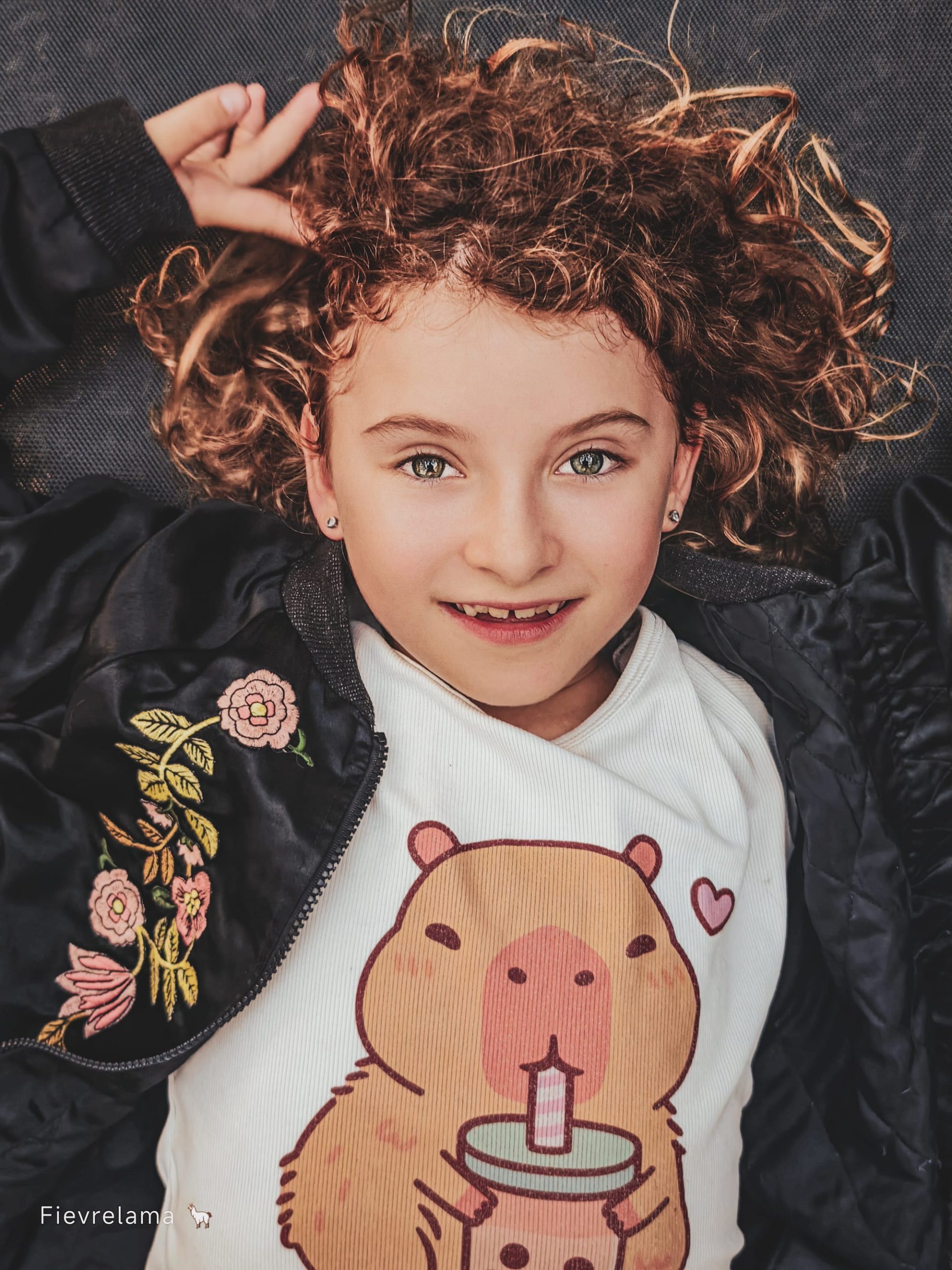 Portrait souriant d’enfant réalisé lors d’une séance photo famille dans le 66