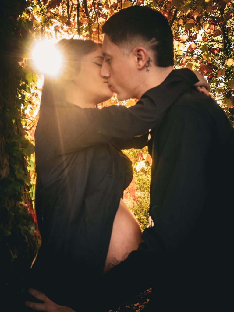 Portrait de grossesse à contre-jour réalisé par un photographe de famille à Perpignan