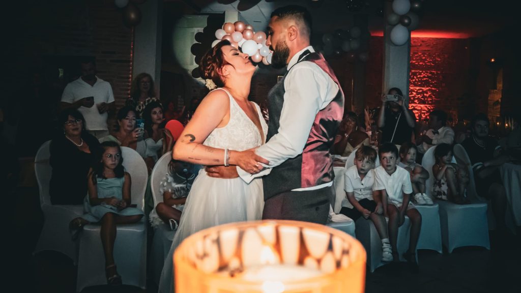 Baiser spontané des mariés pendant leur soirée de mariage dans les Pyrénées-Orientales