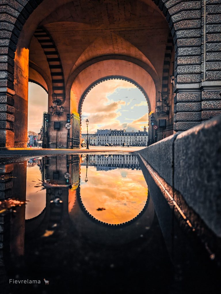 Reflet du coucher de soleil dans une architecture en pierre
