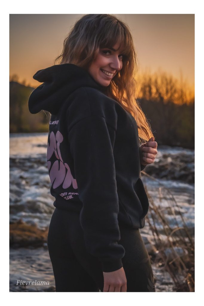 Portrait féminin naturel au bord de l’eau réalisé par Fievrelama dans le 66