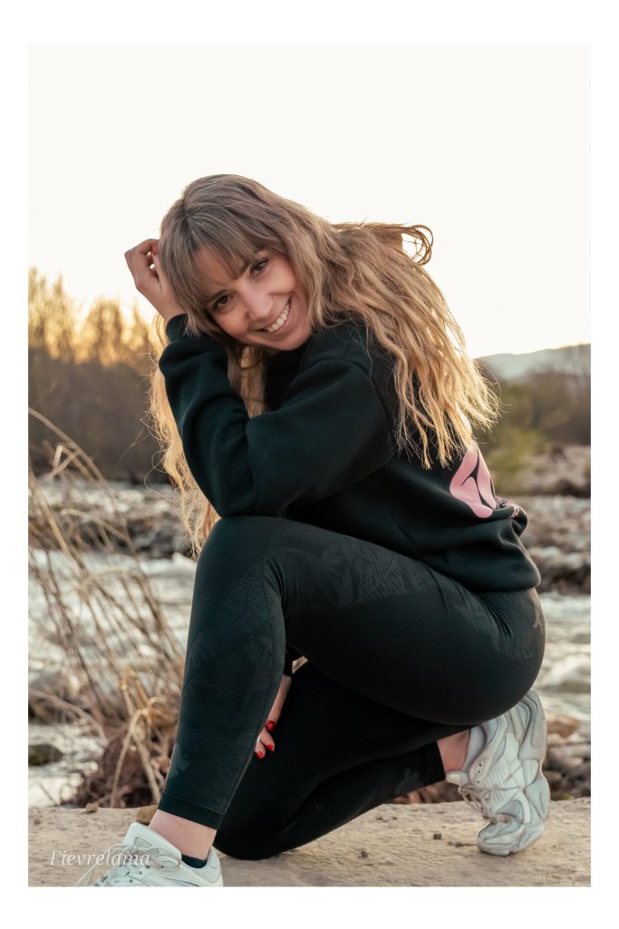 Portrait féminin naturel au bord de la Méditerranée dans les Pyrénées-Orientales