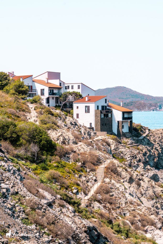 Maisons blanches perchées sur une falaise rocheuse au-dessus de la Méditerranée