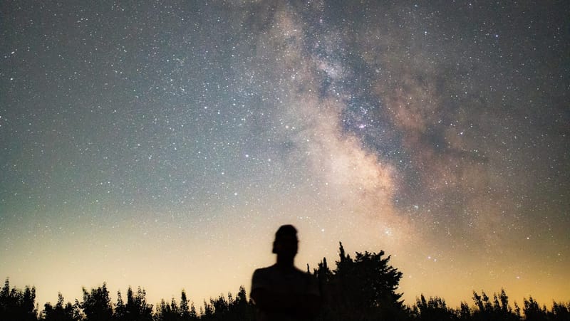 Astrophotographie de la Voie lactée au-dessus des Pyrénées-Orientales