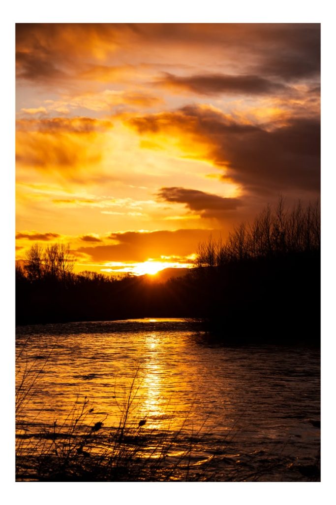 Coucher de soleil rouge sur les paysages des Pyrénées-Orientales