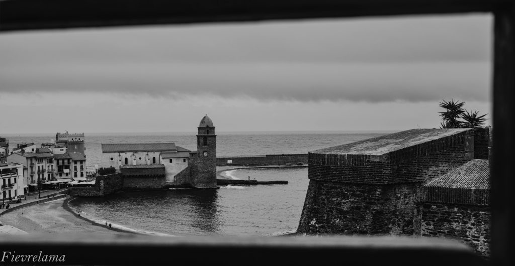 Clocher de Collioure au bord de l'eau et remparts, photographie en noir et blanc