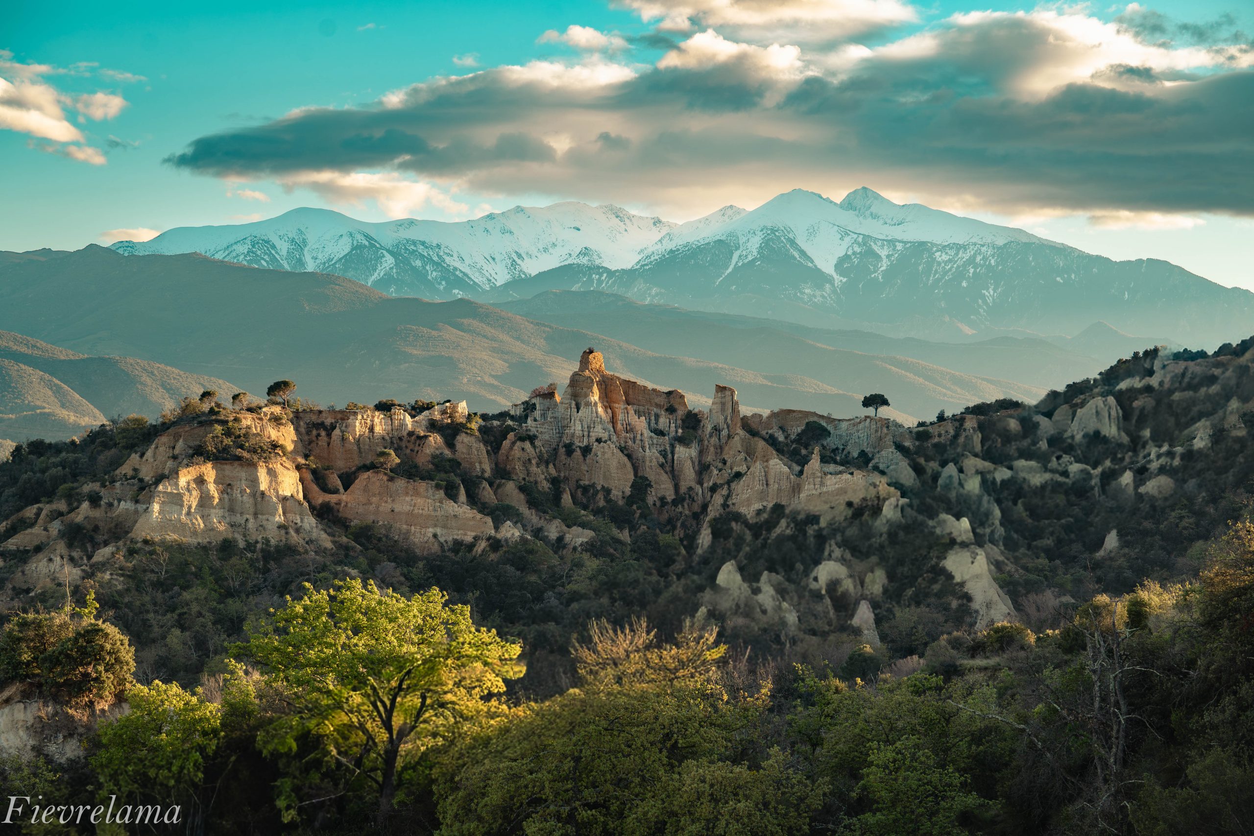 Cheminées de fée des Orgues d'Ille-sur-Têt avec le Canigou enneigé en arrière-plan